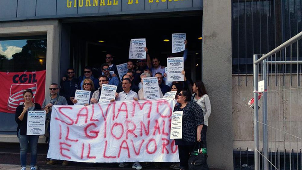 Manifestazione dei poligrafici davanti al Giornale di Sicilia. Domani e lunedi il quotidiano non uscirà. Solidarietà Assostampa