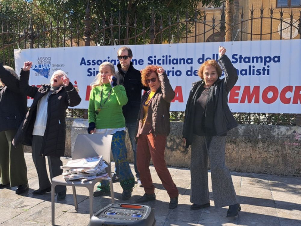 Flashmob e protesta contro le leggi bavaglio. I giornalisti siciliani in piazza: "Difendiamo un diritto di tutti"