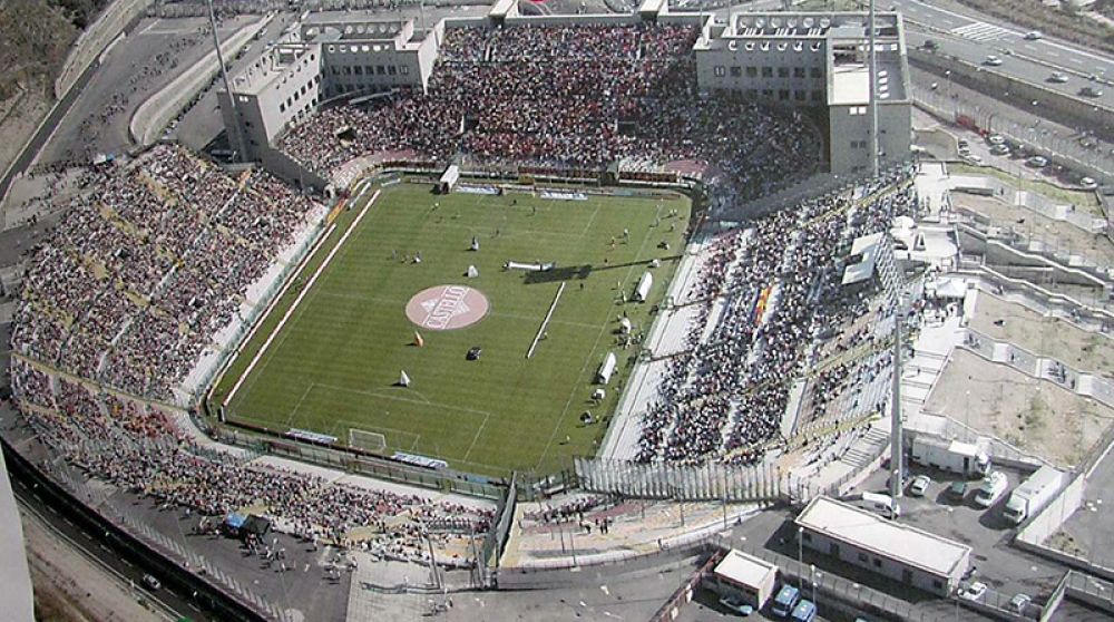 Allo stadio di Messina striscioni contro giornalista Marco Capuano, solidarietà Assostampa: "Nessuna giustificazione, episodi da condannare"